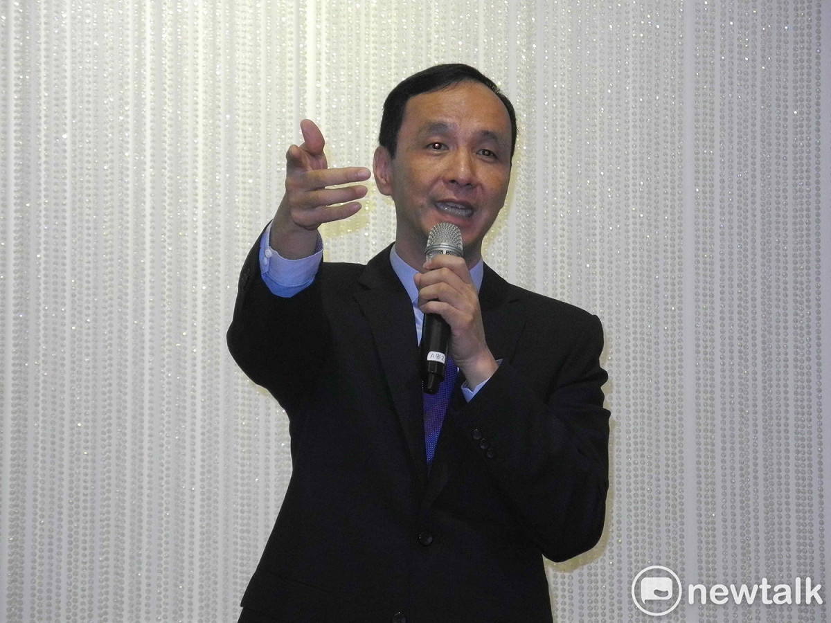 新北市長朱立倫昨晚間與醫界聚會時，批蘇貞昌老人免費裝假牙該政策是「老一代的觀念」，並以「隔壁那一個最喜歡說不能亂花錢」，暗酸台北市長柯文哲。       
 圖：王峻昌/攝