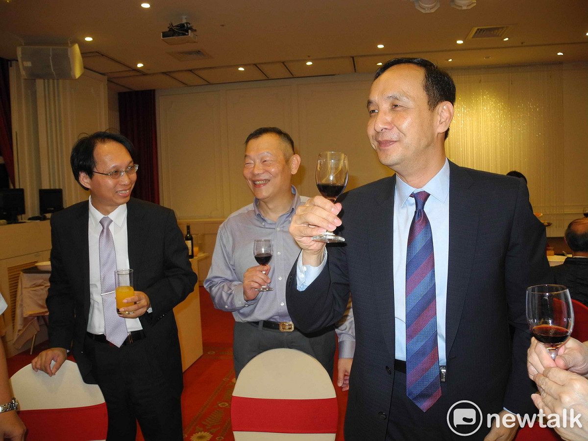 朱立倫與新北市衛生局長林奇宏 (中)是建中同屆，朱肯定林推動政務的表現及人緣，並自嘲相較林，他讀的是「放牛班」；左為衛生局副局長許朝程。 圖：王峻昌/攝