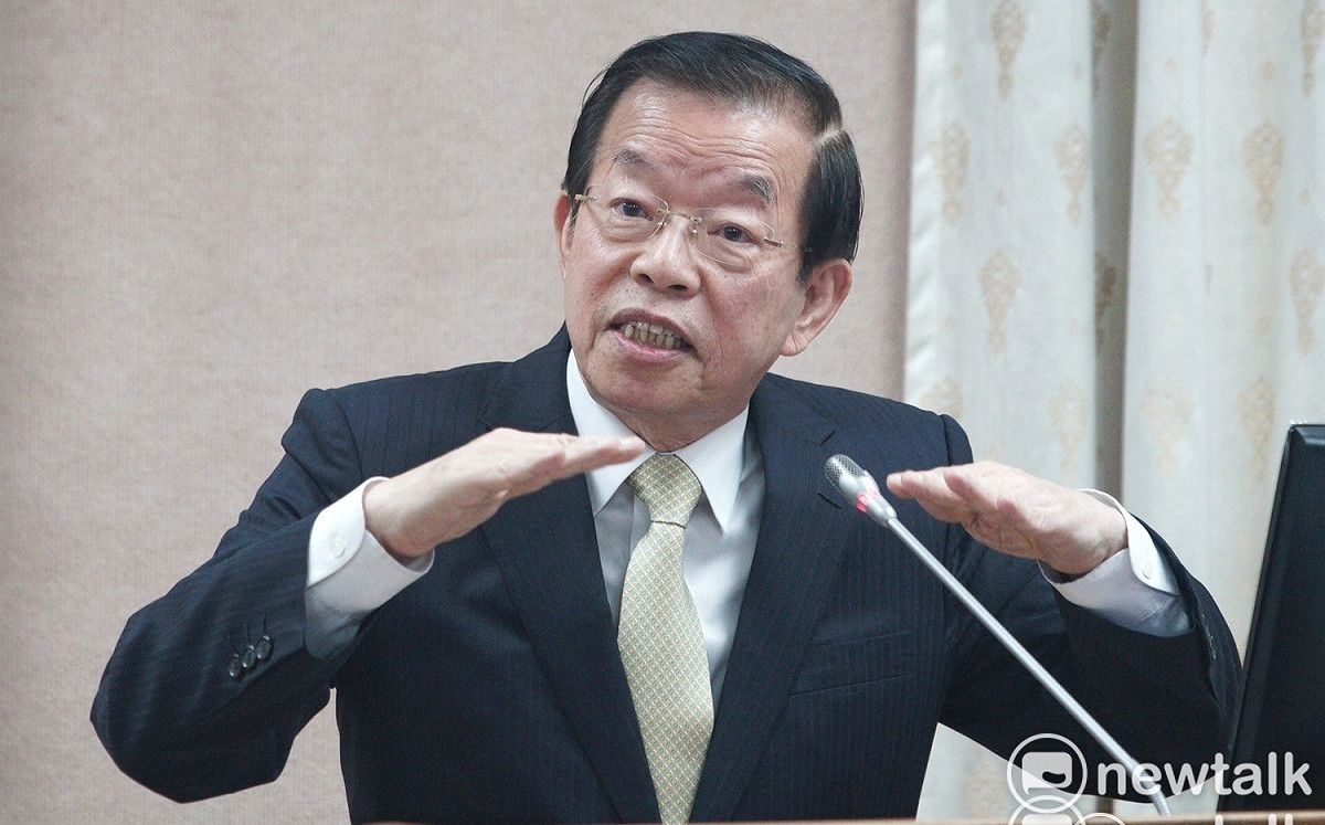 謝長廷不想兼雙職、吳澧培年事已高 請辭總統府資政