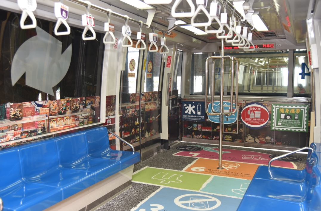 走進電車好像進入了舊時的柑仔店，地板上的跳格子內傳達的也是飛安實用訊息。 圖：桃機提供