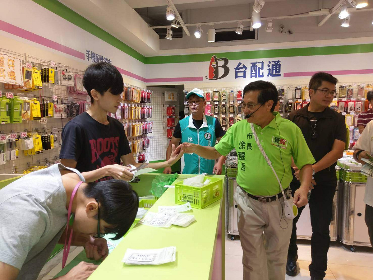 823中南部大水災後不久，涂醒哲開始掃街拜票，對治水績效非常有信心。 圖：涂醒哲競選團隊/提供（資料照片）