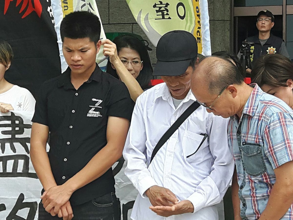 不幸在去年桃園矽卡大火喪命的阮文廌胞兄阮文忠及父親阮輝儃跨海來台出庭，希望檢方儘速偵結以求真相。  圖：林昀真／攝