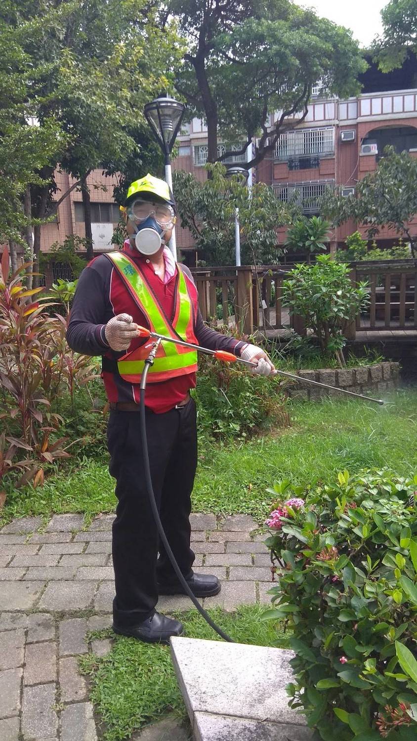 台中市化學防治作業人員穿戴裝背執行做業。 圖：台中市政府提供