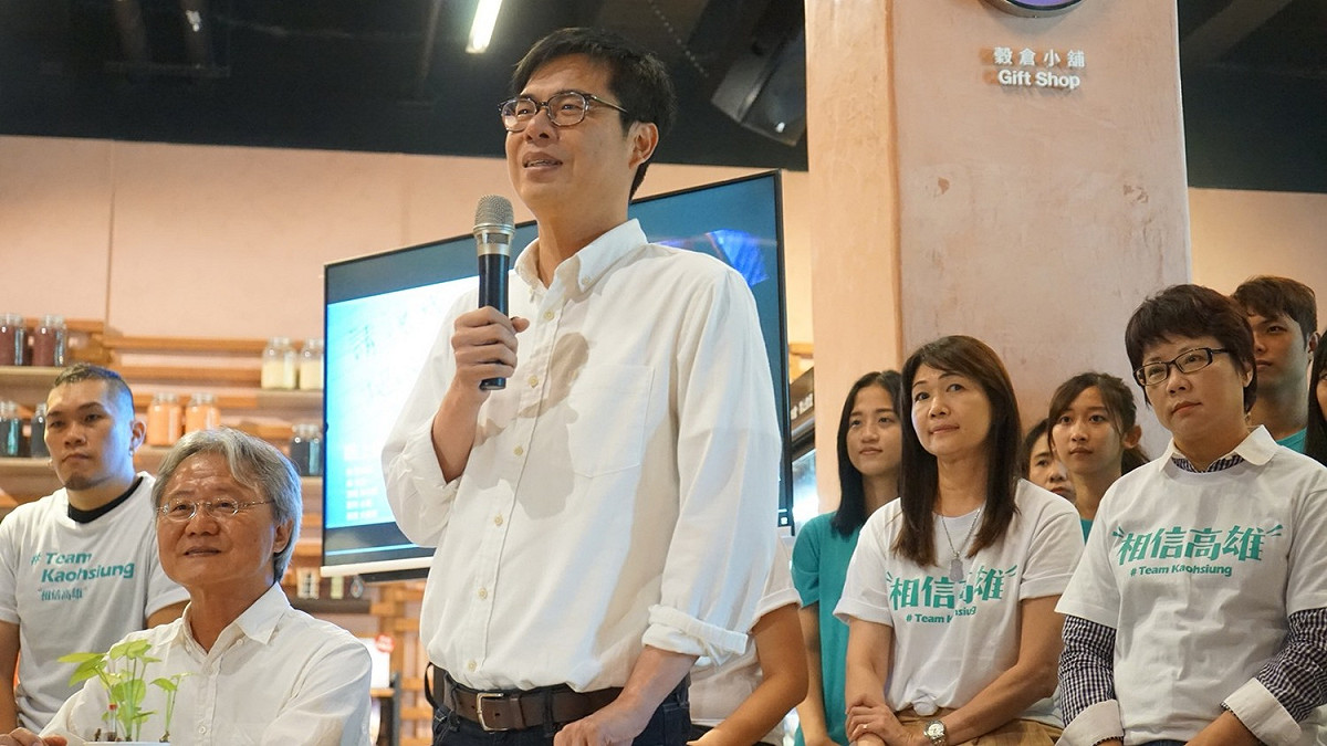 路寒袖(王志誠)，睽違十四年後，特別為民進黨高雄市長候選人陳其邁譜寫《咱上愛的所在》。 圖/陳其邁選辦