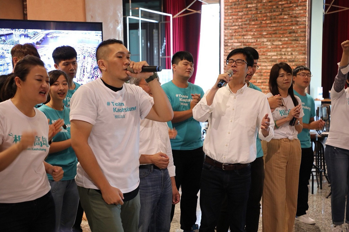 民進黨高雄市長候選人陳其邁，今(12)日舉行歌曲暨MV發表會，並邀請歌手黃介辰於現場演唱《咱上愛的所在》。 圖/陳其邁選辦