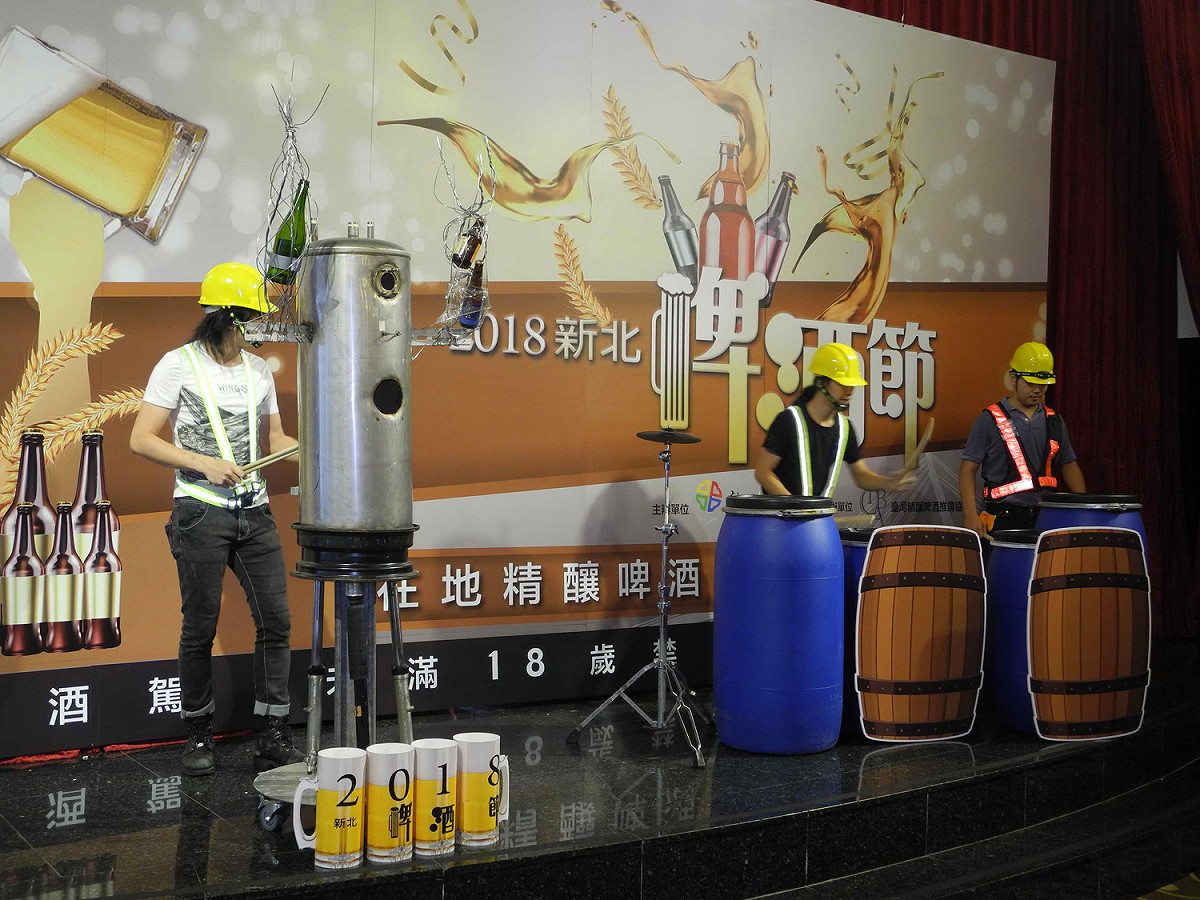 「2018新北啤酒節」安排獨立樂團及嘉年華表演、大型滑水道、河畔煙火秀，以及總價10萬元的獎品摸彩。 圖：王峻昌/攝