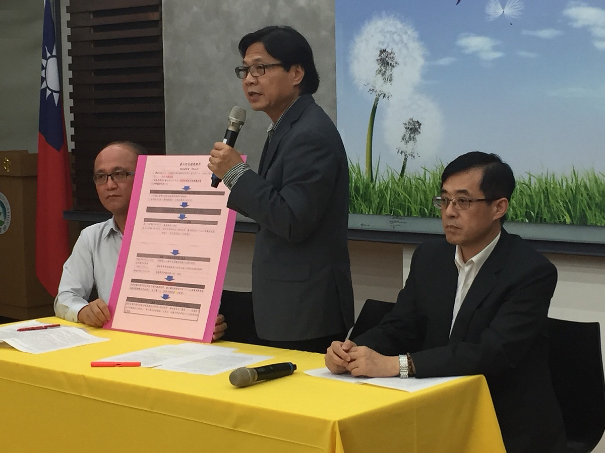 教育部長葉俊榮今年七月中上任曾開出兩個月的支票，強調在此黃金時間內，找出一條請益溝通之路。葉俊榮今（12）天在黃金時間屆滿前召開記者會。 圖：趙婉淳／攝