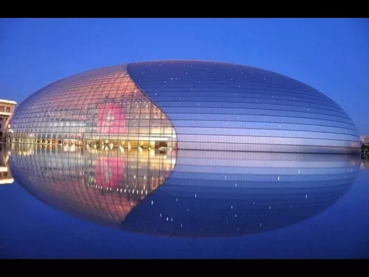 國家大劇院當晚緊急與邵賓納劇院總監費特（Tobias Veit）開會，強令刪掉所有演員與觀眾的互動和對話。儘管餘下的兩場演出刪除了對話環節，但仍有觀眾喊出「為了個人的權利，為了自由」。圖為北京國家大劇院外觀。 圖：翻攝自Youtube
