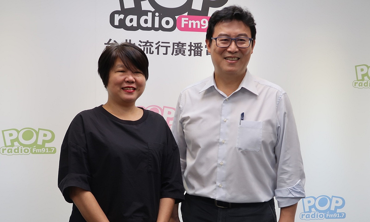 民進黨台北市長候選人姚文智（右）13日接受電台主持人黃光芹訪問。 圖：林朝億/攝