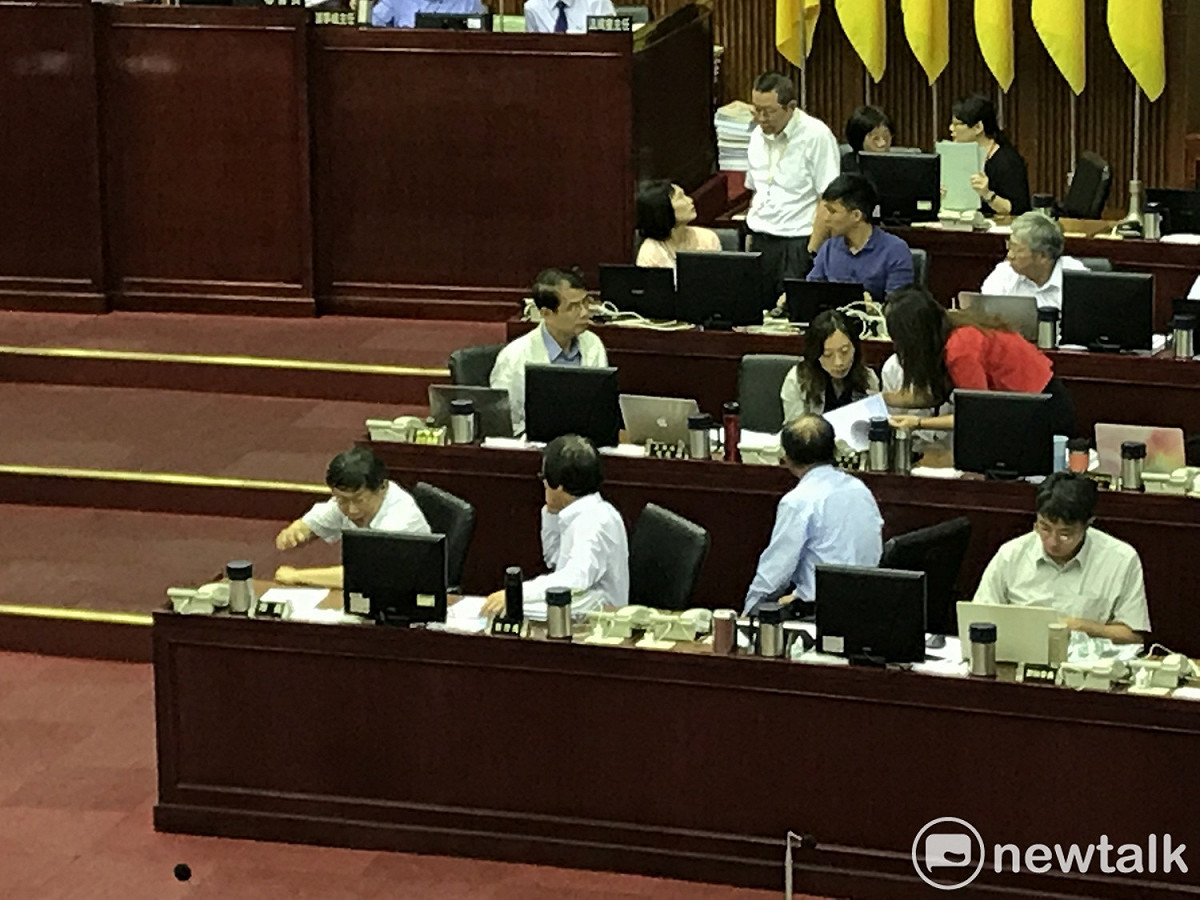 台北市長柯文哲、觀傳局長陳思宇被問誰設計海洋熊讚，一度回答不出來，只好趕緊查資料。 圖：周煊惠 / 攝