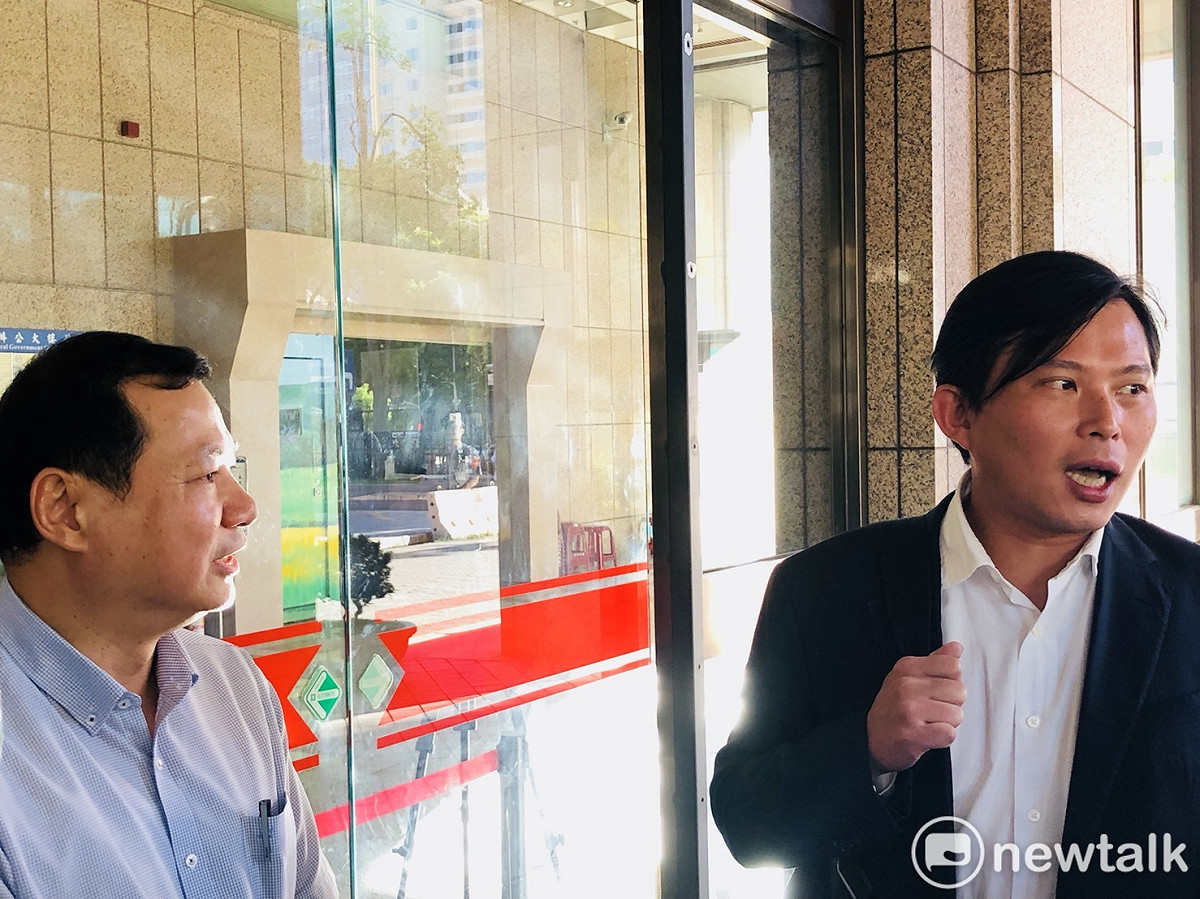 時代力量黨主席黃國昌（右）對陸委會連絡處官員解釋主委陳明通「失約」的理由，表示不能接受。 圖：謝莉慧/攝