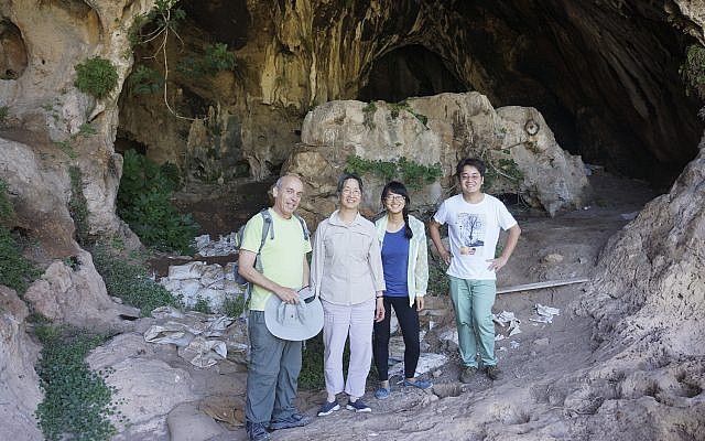 華裔女考古學家劉莉（右二）與其他國際成員，參與卡梅爾山脈的Raqefet洞穴研究。 圖：翻攝史丹佛大學/劉莉提供