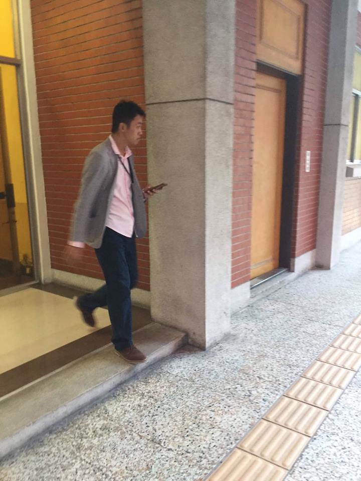 時代力量立委黃國昌表示，日前一名男子一直尾隨他拍照，讓他感到非常不舒服。 圖：翻攝黃國昌臉書