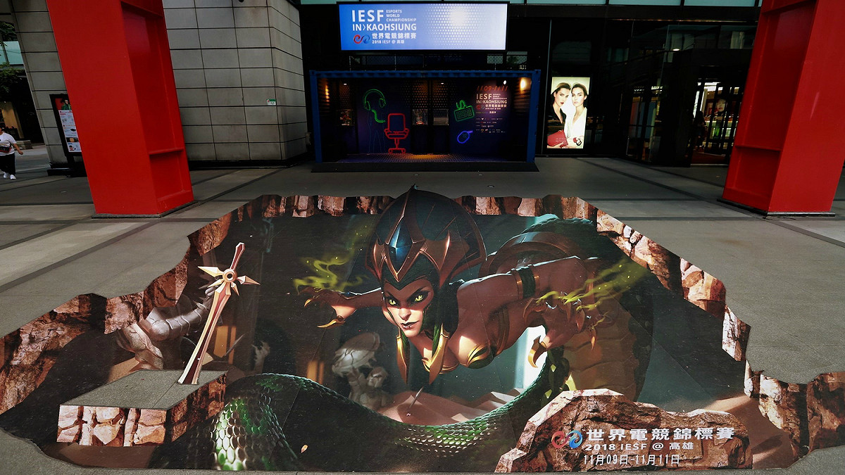 2018 IESF 世界電競錦標賽開賽前，TESL 於 9 月 2 日在新光三越台北信義新天地 A8 館門口前廣場布置了氣勢磅礡的《英雄聯盟》角色「卡莎碧雅」3D 彩繪地貼。 圖：蔡幸秀/攝
