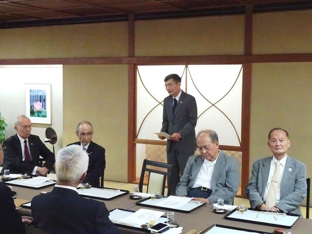駐大阪辦事處長蘇啟誠（站立者）今傳出疑似因壓力過大輕生。 圖：翻攝外交部官網