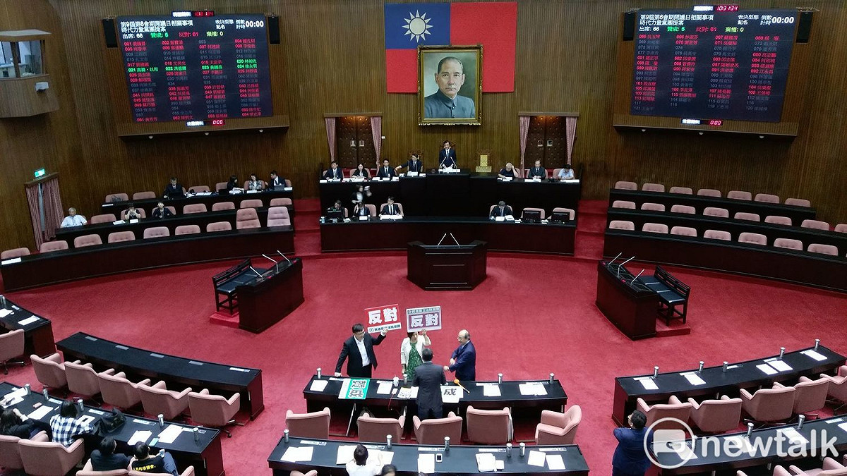 對於時代力量的提案，有民進黨立委持反對牌子。 圖：陳佩君／攝