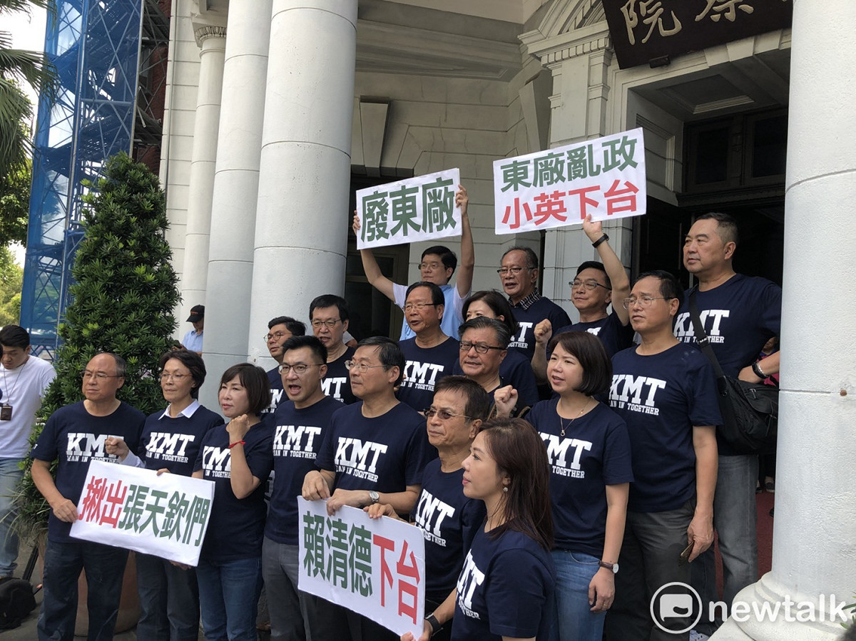國民黨團總召江啟臣今（14）日率18名國民黨立委，上午10點17分翻過政院柵欄進入院區，要求院長賴清德出面未果，轉赴監院陳情舉發。 圖：謝莉慧/攝