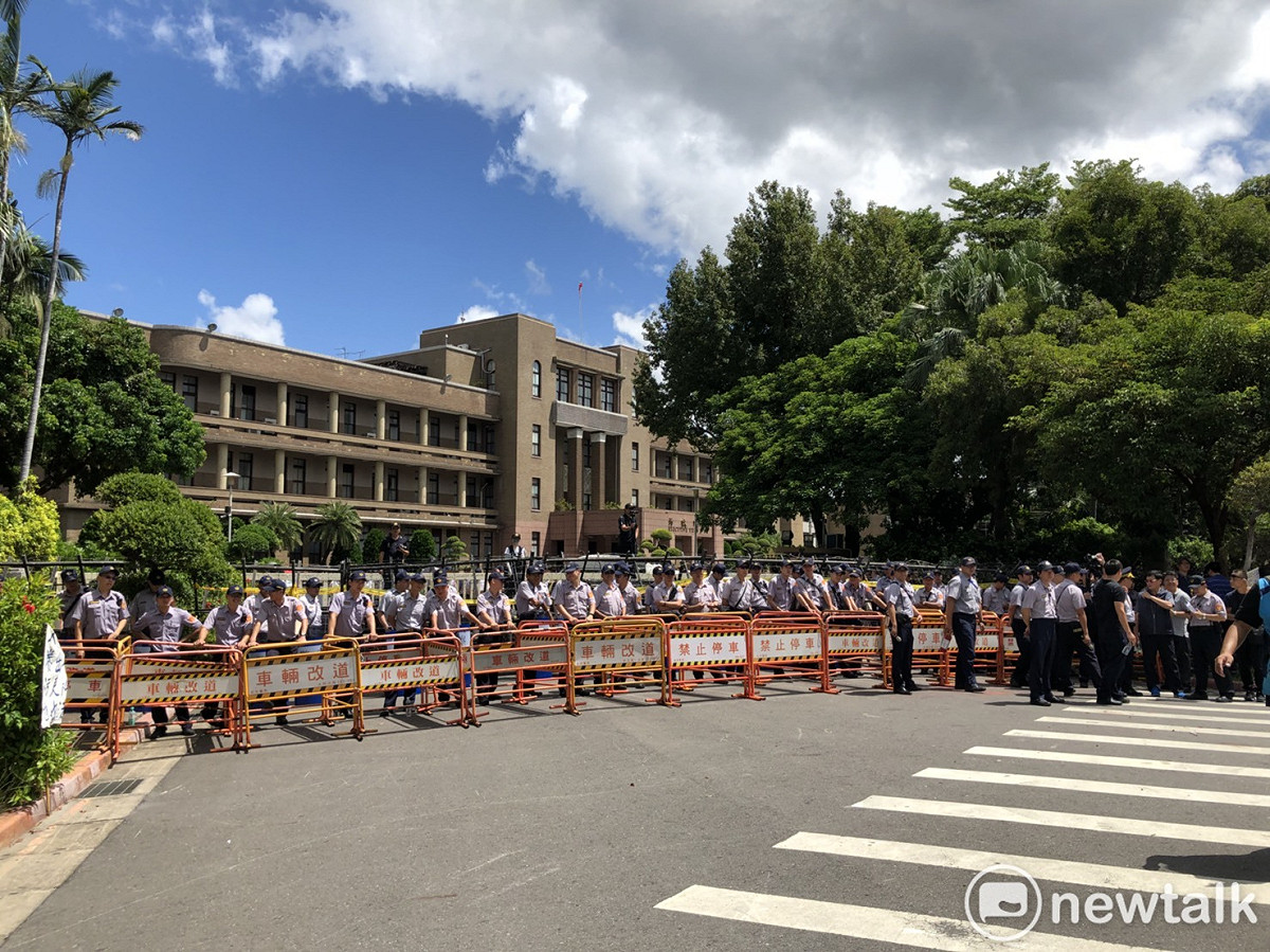 行政院門口部署相當多的警力，嚴陣以待。 圖：謝莉慧/攝