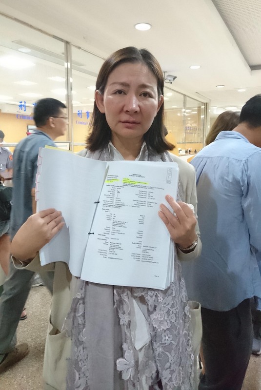 資深行銷人厲馥華（前）14日到台北地檢署提告，指控萬海航運總裁陳清治涉嫌背信，侵害公司權益。 圖 : 中央社