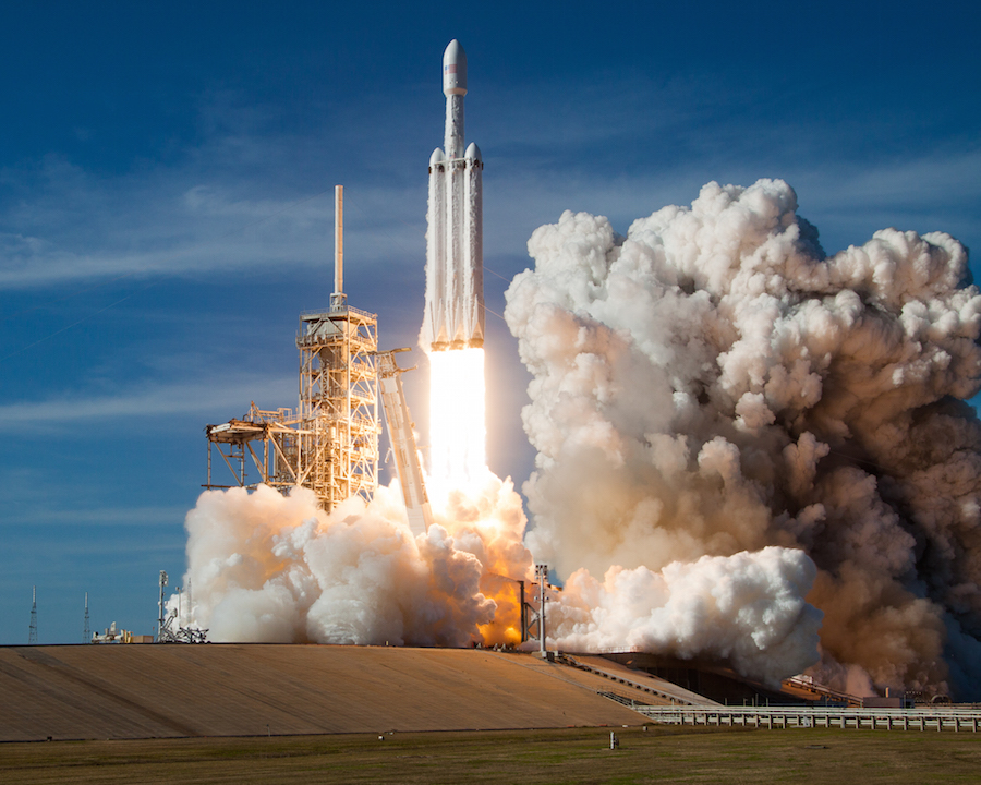 馬斯克的太空探索科技公司（SpaceX）今天宣布，推出繞月旅行計畫，並用公司開發的大型獵鷹火箭，帶領首位自費乘客來趟深度太空之旅。 圖 : 翻攝自spaceflightmow.com (資料照片)