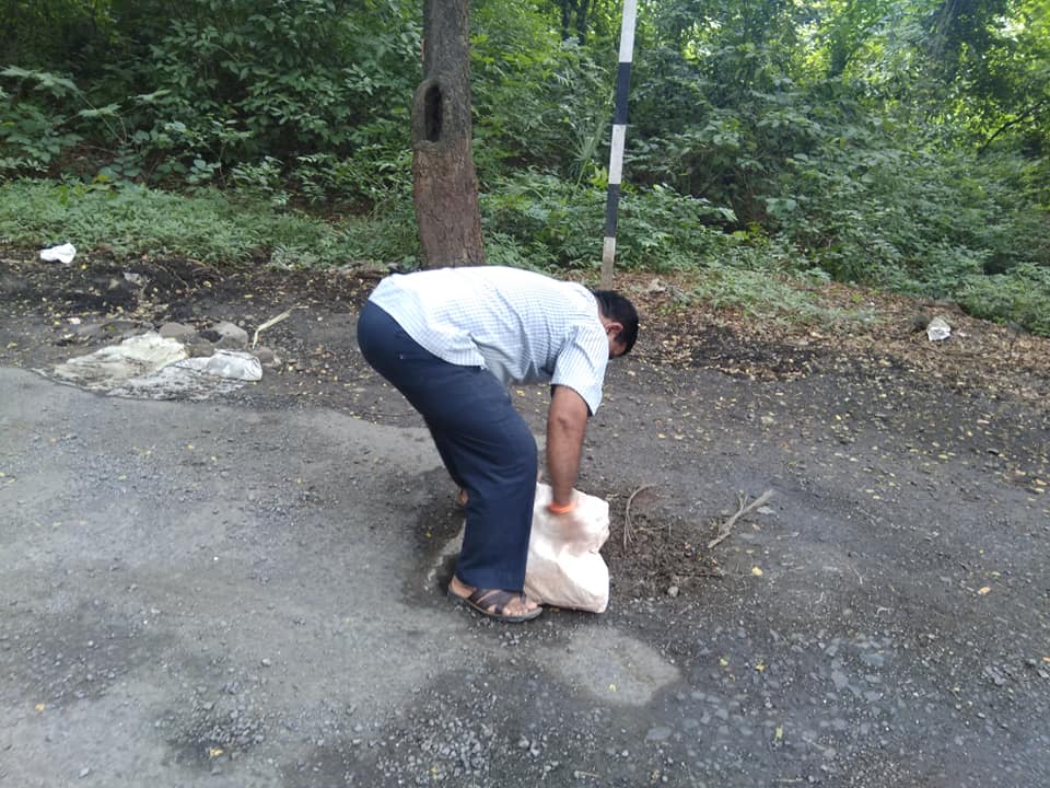 48歲的比爾霍爾用建築工地收集來的沙石填平坑洞。 圖：翻攝Dadarao Bilhore臉書