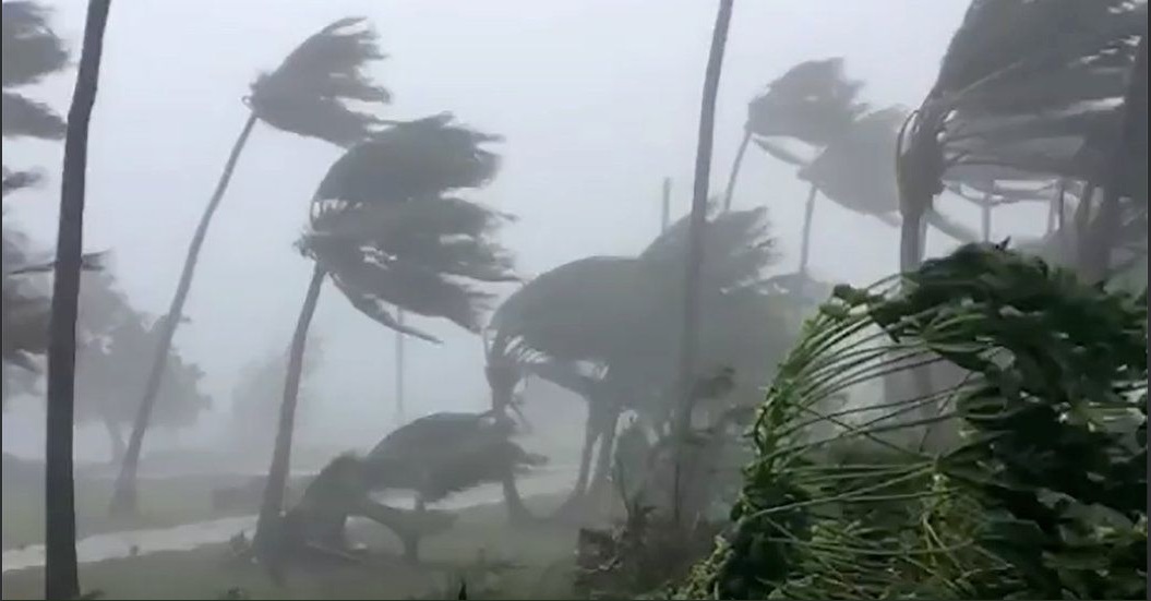 超級颱風山竹今天清晨在呂宋島（Luzon）登陸後，強風導致門窗破裂、碎片四散、電線也被弄斷。 圖/翻攝自Assaad Razzouk推特