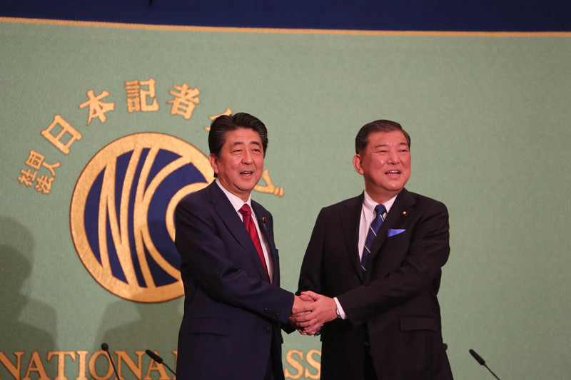 日本執政黨自民黨預定20日舉行黨魁選舉投開票，自民黨黨魁、日本首相安倍晉三與挑戰他的自民黨前幹事長石破茂14日舉行首度辯論會。 圖：中央社