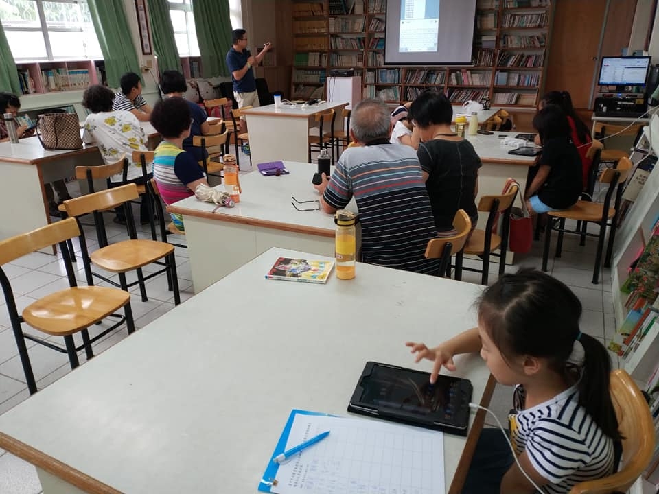 新成國小在暑期開辦APP教學課程，協助社區長輩運用手機分享生活趣事，並宣導網路詐騙手法，建立正確資安觀念，防止財產損失及個人資料外流。 圖：台中市教育局/提供