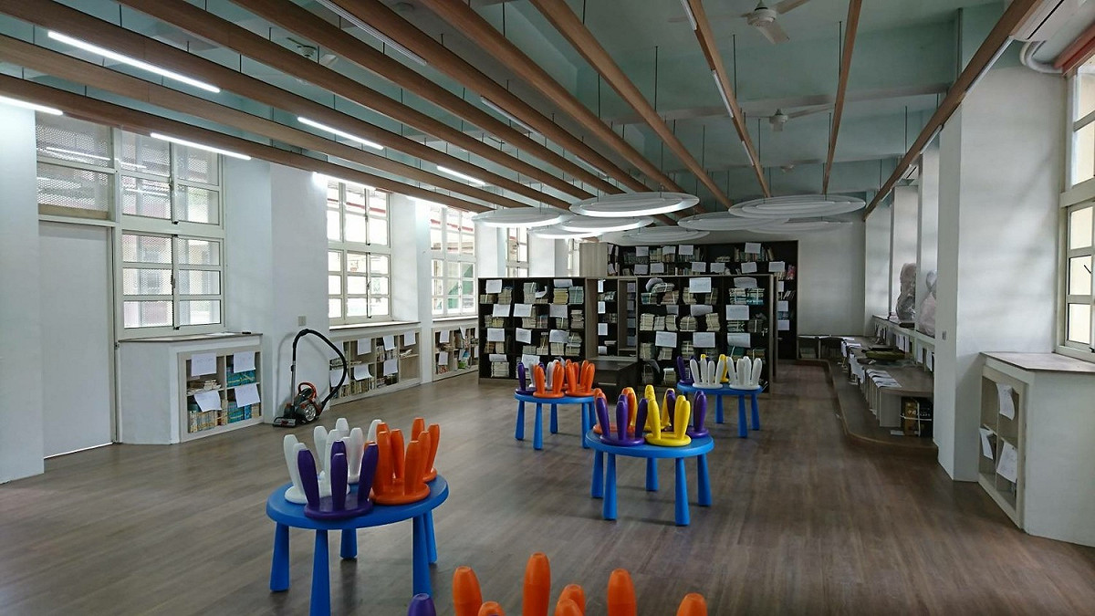 華龍國小結合校內智慧教室推動數位閱讀，中港高中建置圖書借用APP、行動圖書推薦採訪系統、Line推播系統、手持式尋書APP，運用科技提高閱讀便利性，社區共讀站啟用後，將再帶動全市閱讀風氣。 圖：台中市教育局/提供