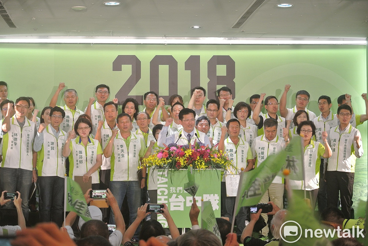 林佳龍與全體民進黨市議員參選人一同亮相時表示，「我們都是台中隊」。 圖：唐復年/攝