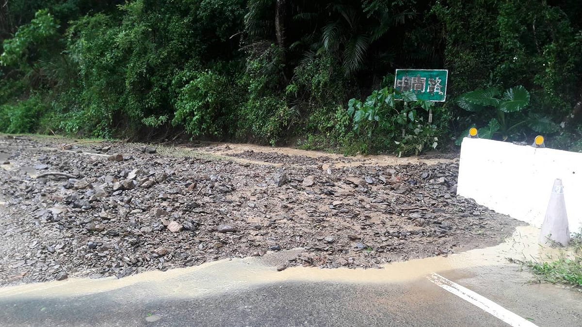 受豪雨影響，山區會有土石崩落的狀況，公路總局提醒用路人開車要注意。(資料照片) 圖：屏東縣政府/提供