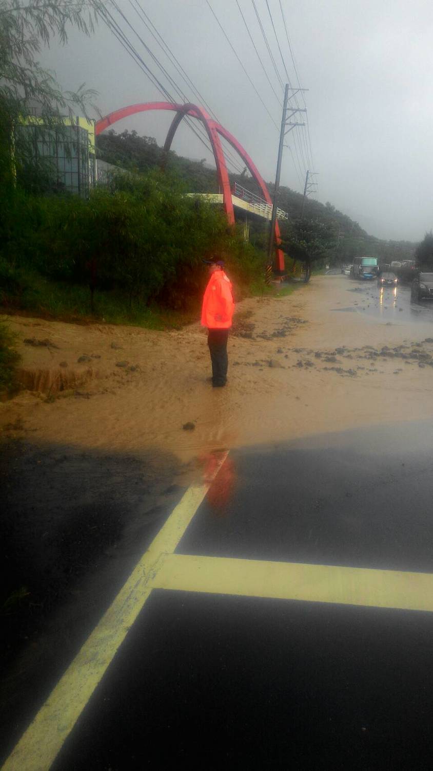 獅子鄉台26線6.5k至9K（楓港至竹坑路段）發生泥流，車輛可通行。 圖：屏東縣政府提供