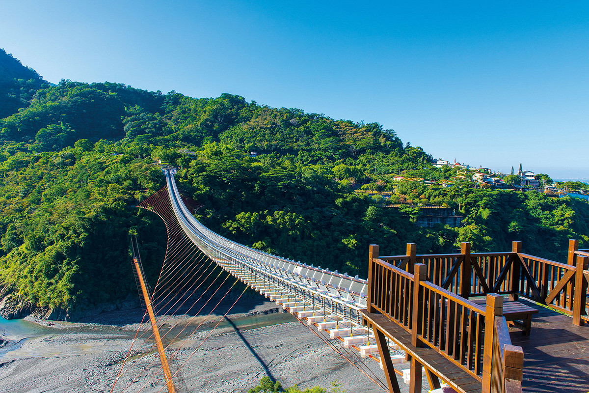 屏東景點山川琉璃吊橋因大雨來襲，今(15)日暫停開放半天。 圖 : 屏東縣政府/提供