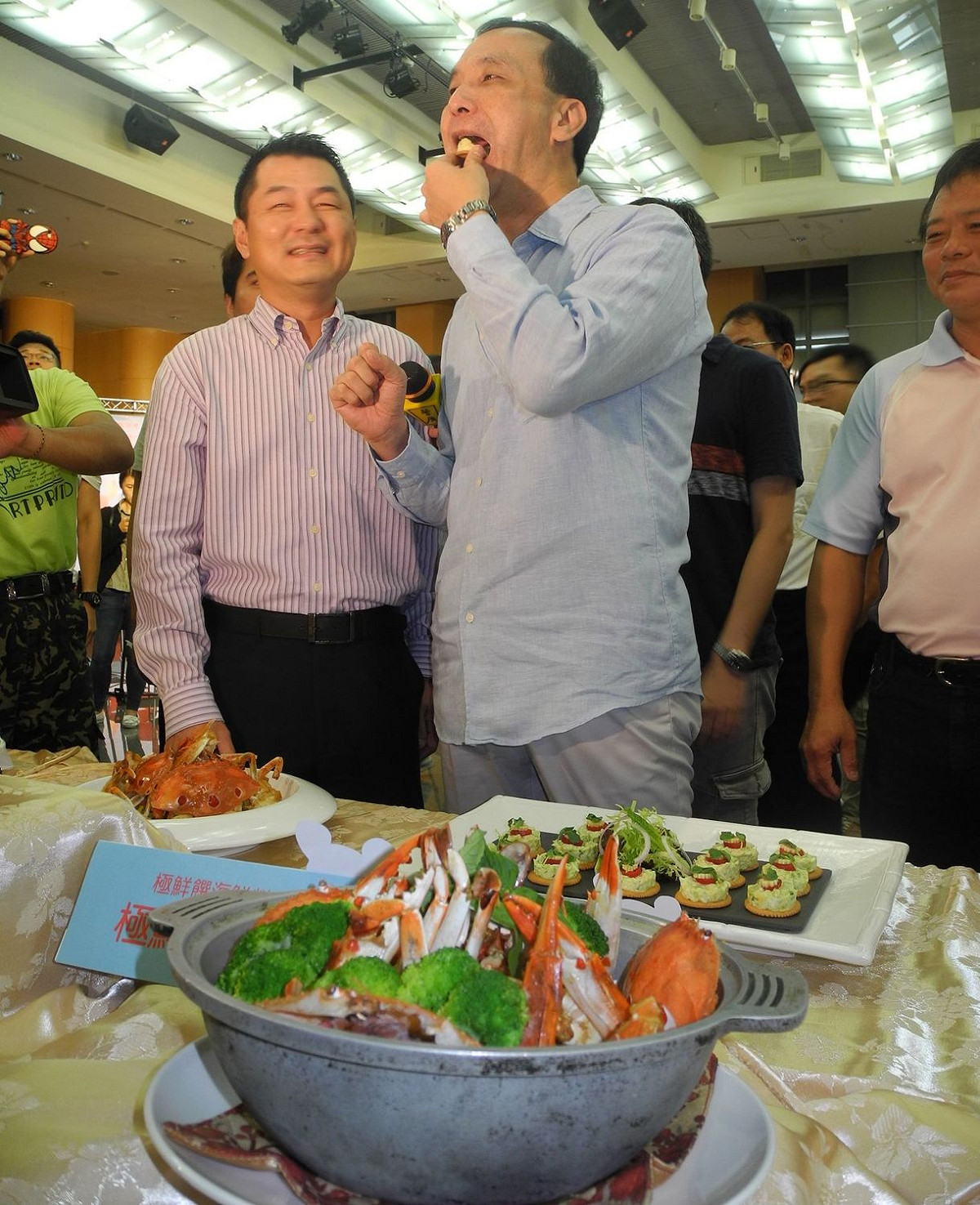 萬里蟹已進入產季，正是品嘗的好時機；圖為新北市長朱立倫品嘗萬里蟹料理。                    
 圖：王峻昌/攝