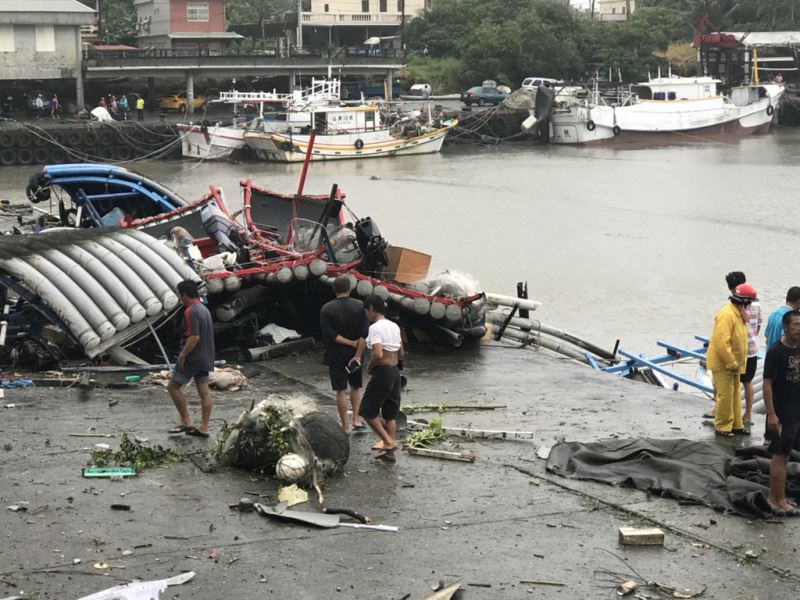 台東地區15日受到颱風山竹外圍環流影響，上午沿海掀 巨浪港，傍晚在尚武漁港更出現龍捲風，多艘膠筏被吹 翻，漁港內一片狼藉。 （海巡提供） 圖：中央社