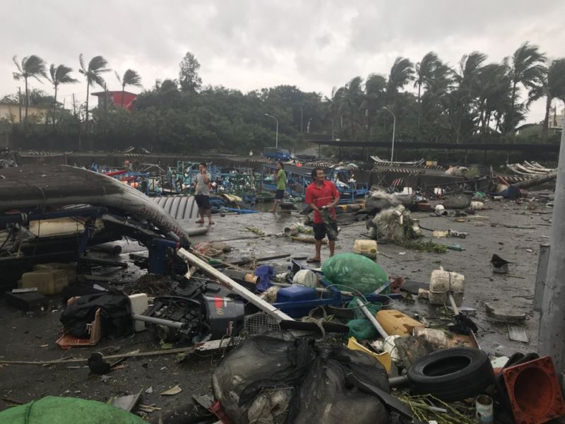 颱風山竹外圍環流15日影響台灣東部地區，台東尚武漁 港傍晚更出現龍捲風，多艘膠筏被橫掃吹上岸，漁港物 品散落滿地，現場一片狼藉。 （海巡提供） 圖：中央社