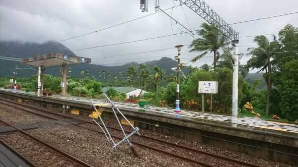 在搶修完畢前，台東至鹿野站間暫時以柴油機車牽引。 圖：台鐵/提供