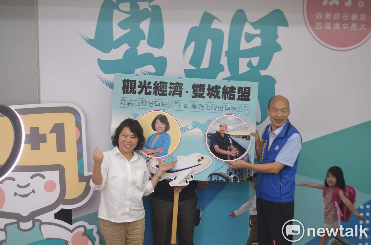 韓國瑜與市長候選人黃敏惠一起直播，展開雙城論壇。 圖：蔡坤龍／攝（資料照片）