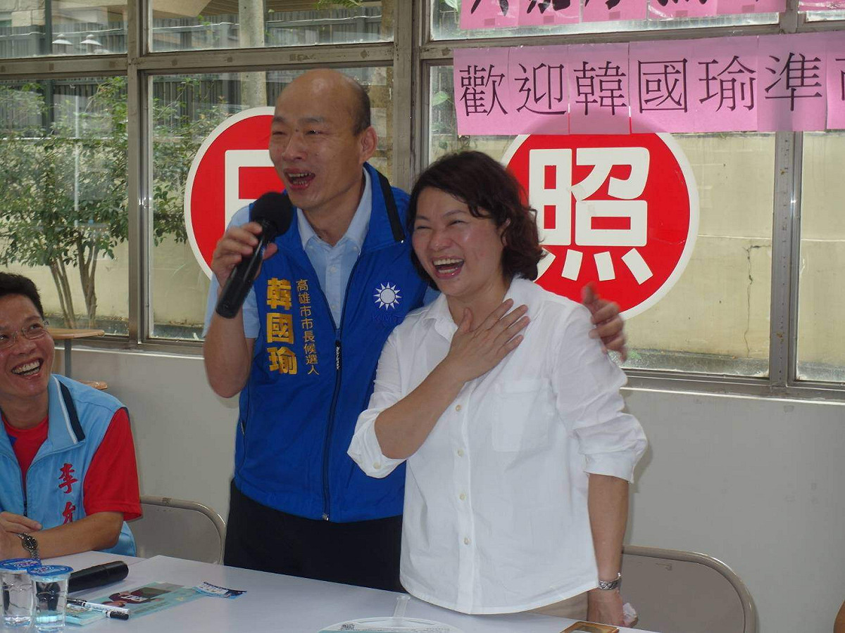 韓國瑜造訪精忠新城，刮起韓式旋風。 圖：黃敏惠競選總部/提供