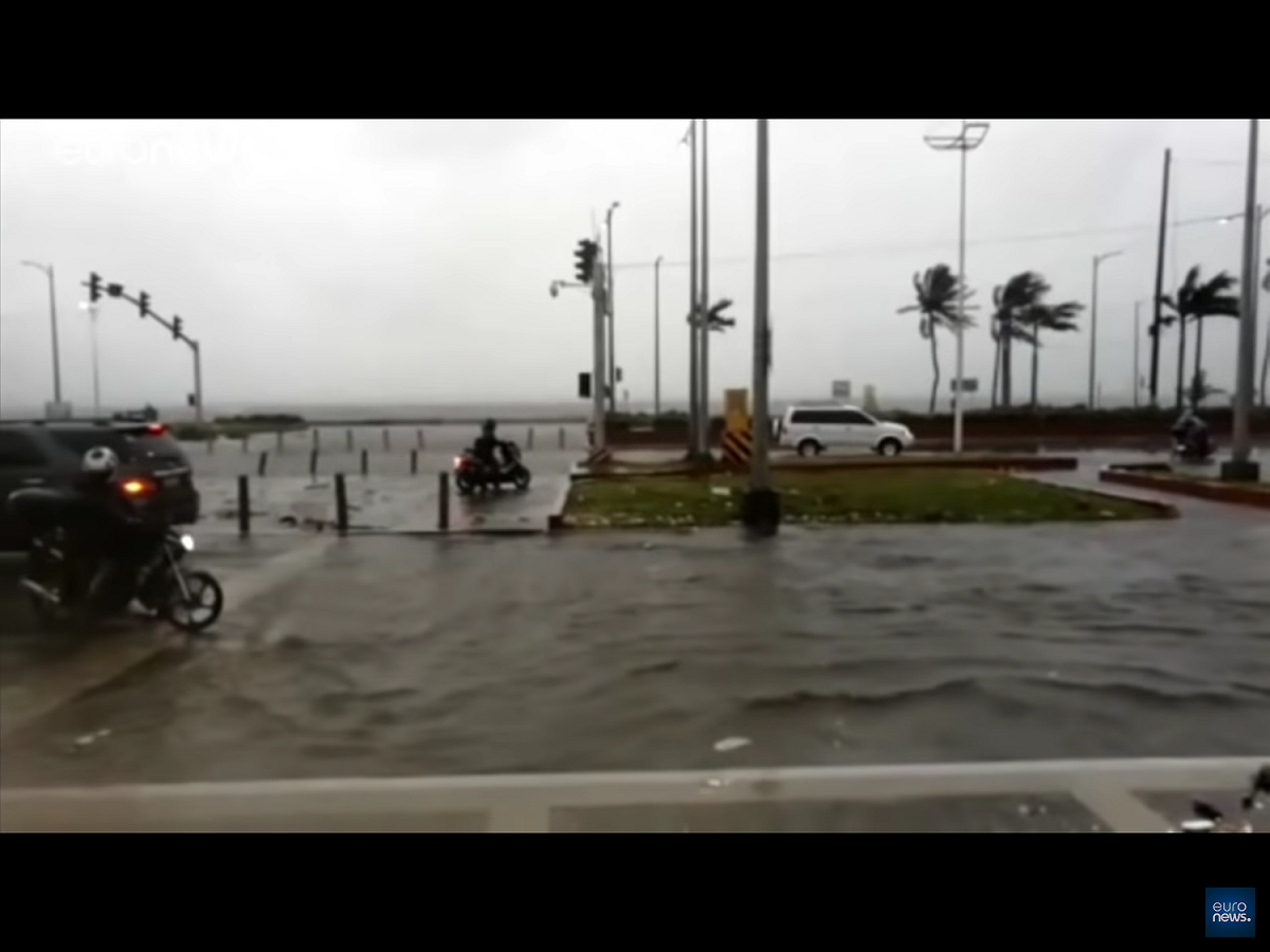 菲律賓大氣地球物理和天文管理局（PAGASA）已降低國內警戒等級，但警告颱風帶來的威脅離結束還早，所引發的暴潮和豪雨恐造成洪水和山崩災情。 圖：翻攝自Youtube