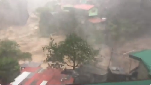 呂宋島的一座堤防即將潰決，人民緊急撤離。
 圖/翻攝自WEATHER/ METEO WORLD推特