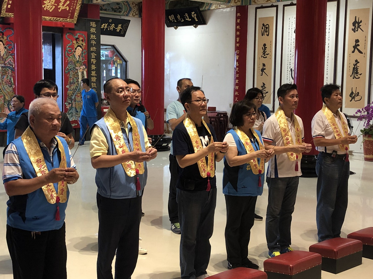 丁守中上午前往慈惠堂祈福。 圖：丁守中辦公室提供