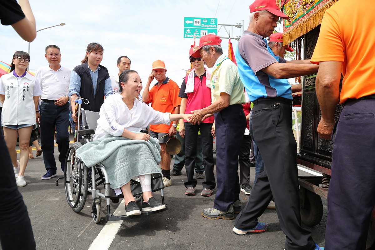 今(16)日，縣道168線在水上鄉義興村新闢外環路段完工，特別舉辦「水上鄉義興村新闢外環道路」通車典禮，張花冠坐輪椅率眾參加剪綵。 圖：嘉義縣政府/提供