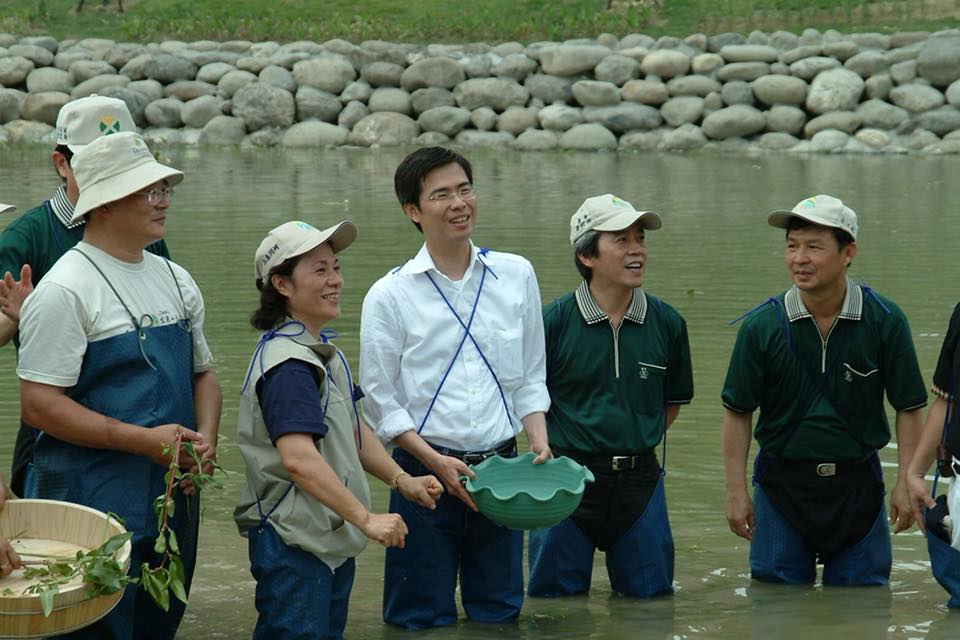 林欽榮出鏡高雄市長參選人陳其邁的競選影片，提到陳其邁力推港市合一。 圖：陳其邁競選辦公室/提供