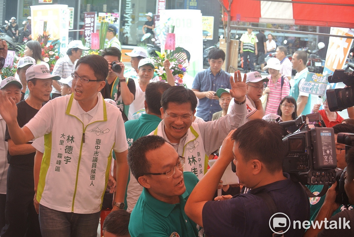 林德宇陪同林佳龍進場，受到支持者熱烈歡迎。 圖 : 唐復年/攝