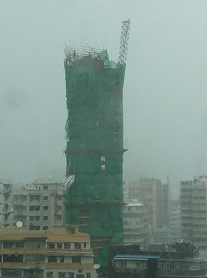 香港一處工地更有鷹架被強風吹倒，危險畫面讓當地民眾瞠目結舌。 圖：Catherine Ng /提供