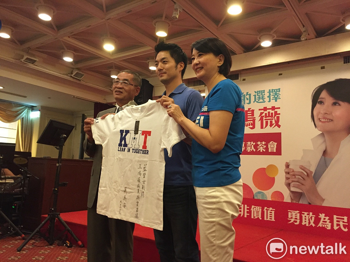 國民黨台北市松山信義區資深現任議員王鴻薇下午在馥敦飯店舉辦募款茶會，蔣萬安的簽名衫最終以１０萬得標。 圖：趙婉淳／攝