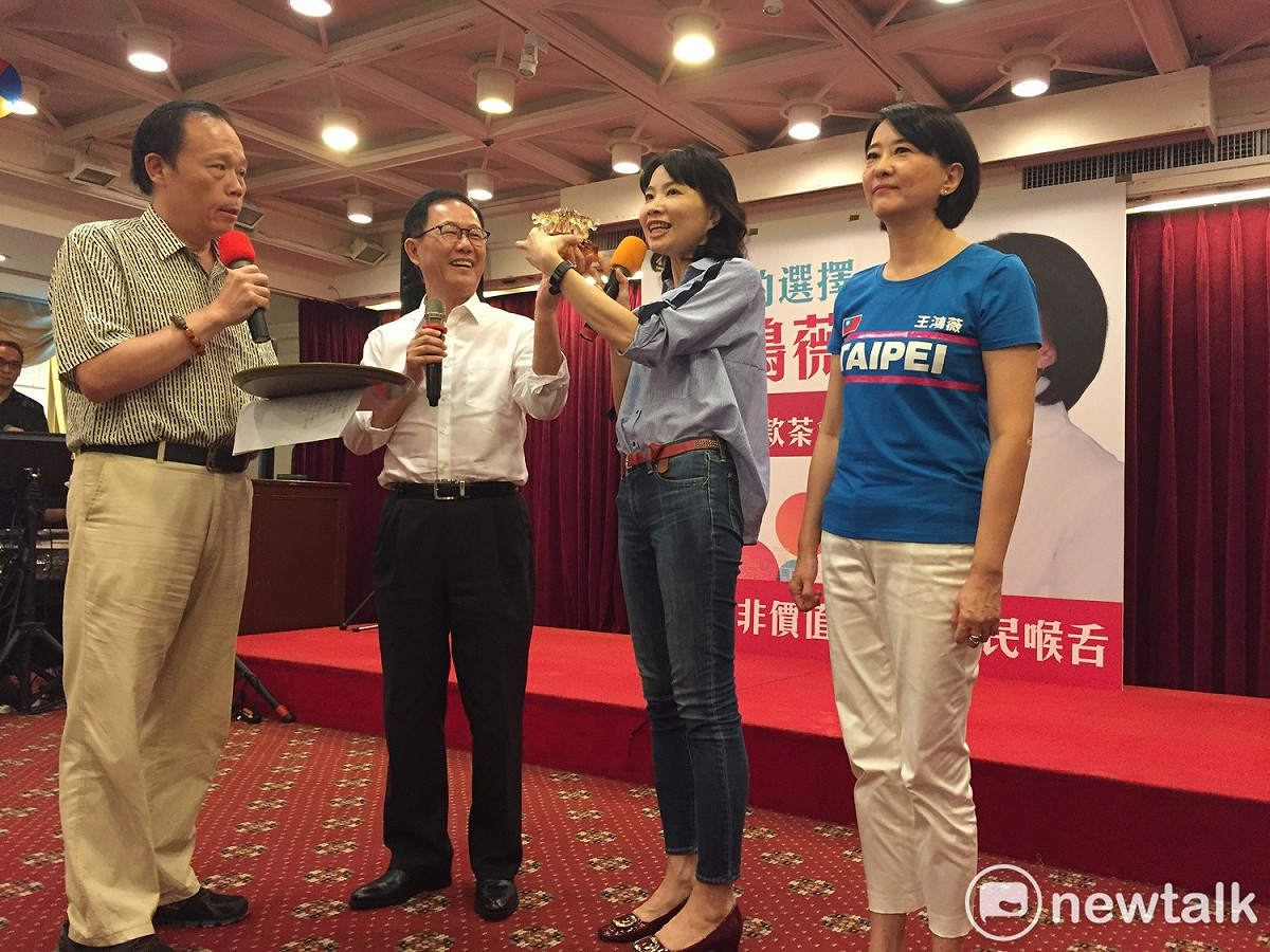 國民黨台北市松山信義區資深現任議員王鴻薇下午在馥敦飯店舉辦募款茶會，丁守中的琉璃最終以８萬元得標。 圖：趙婉淳／攝