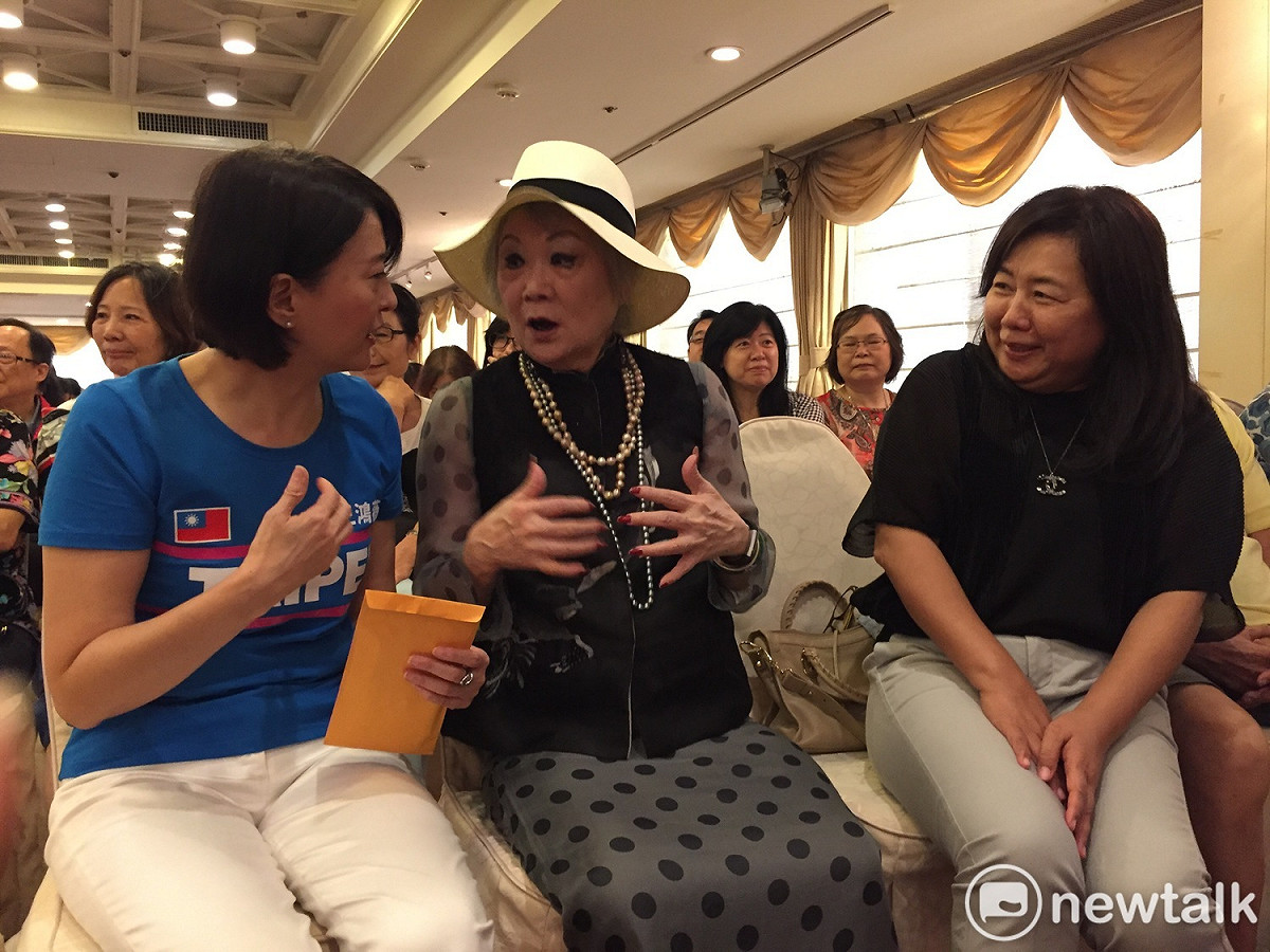 國民黨台北市松山信義區資深現任議員王鴻薇下午在馥敦飯店舉辦募款茶會，聯合報創辦人王惕吾的長女、聯合報發行人王效蘭也親身到現場力挺王鴻薇。 圖：趙婉淳／攝