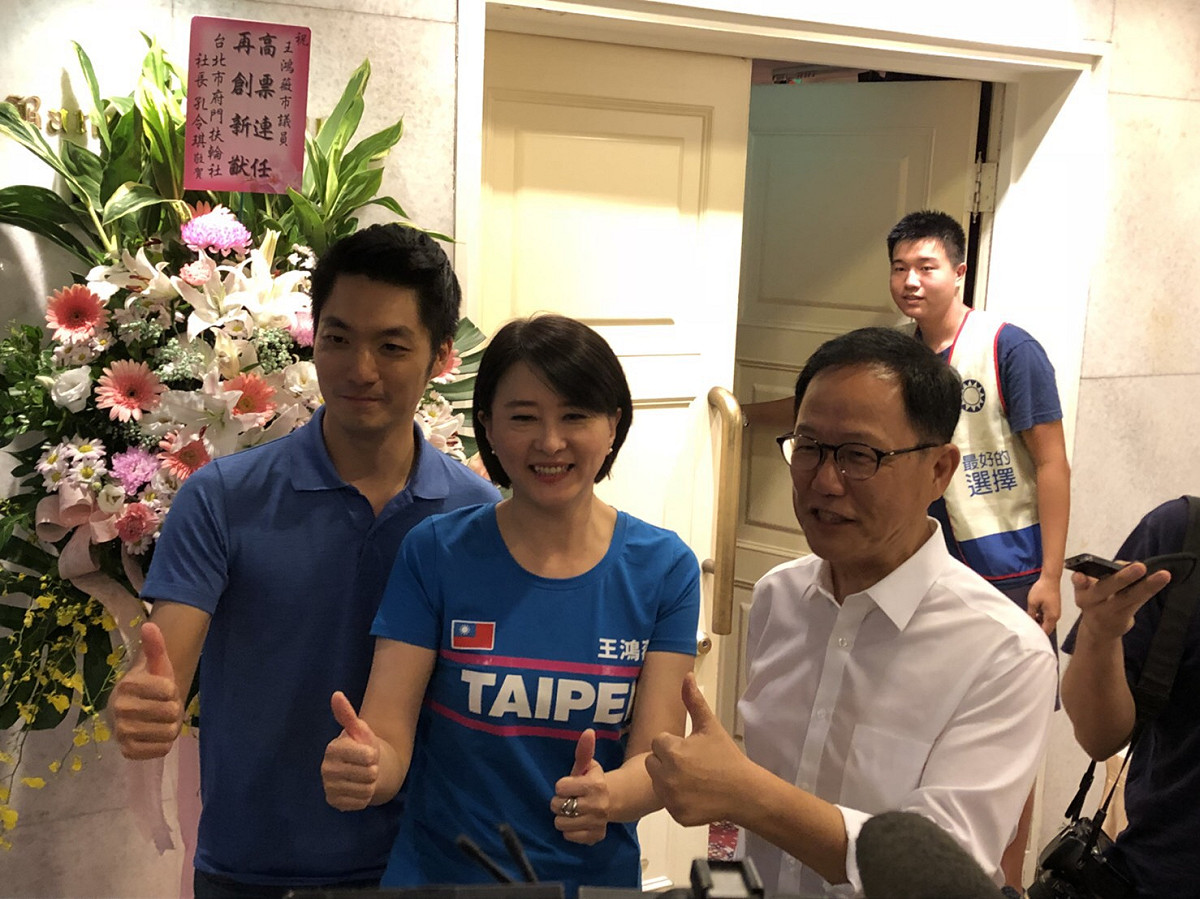 台北市長參選人丁守中(左)，今下午出席王鴻薇議員的募款茶會。 圖：丁守中辦公室提供